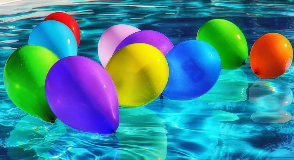 ballon de baudruche dans une piscine