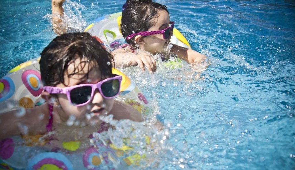 enfant s'amusant dans une piscine